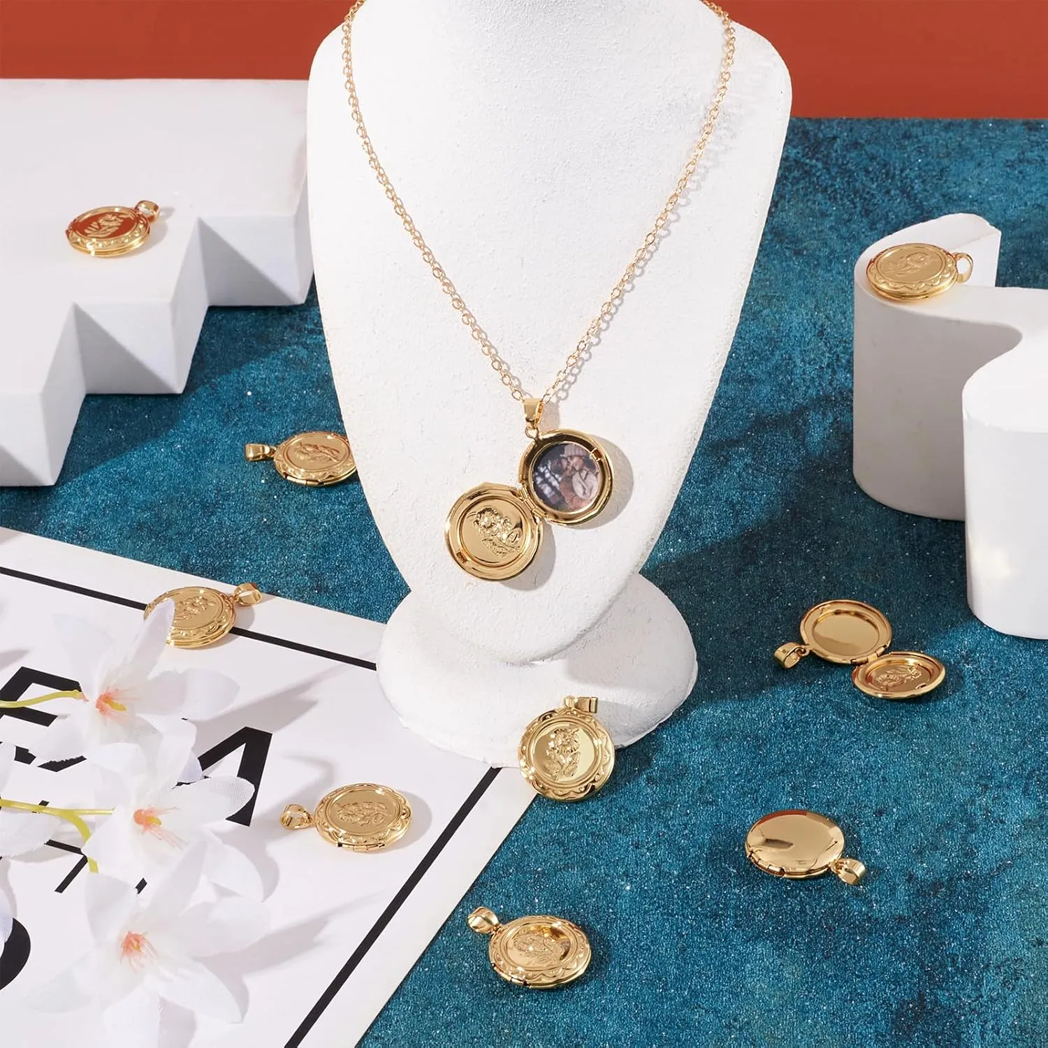 Craftdady 10pcs 18K Gold Flat Round Photo Locket Pendants Brass Picture Frame Charms with Embossed Flower Pattern 22.5x20mm for Necklaces Personalized Jewelry Crafts Making