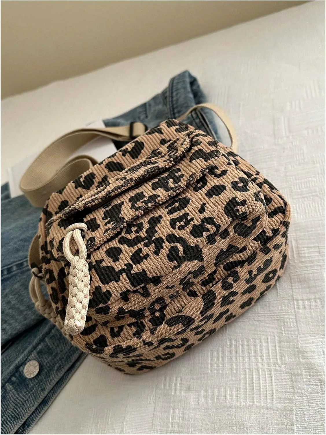QWINEE Women's Cute Strawberry Crossbody Bag Zipper Multiple Pockets Shoulder Handbag with Adjustable Strap